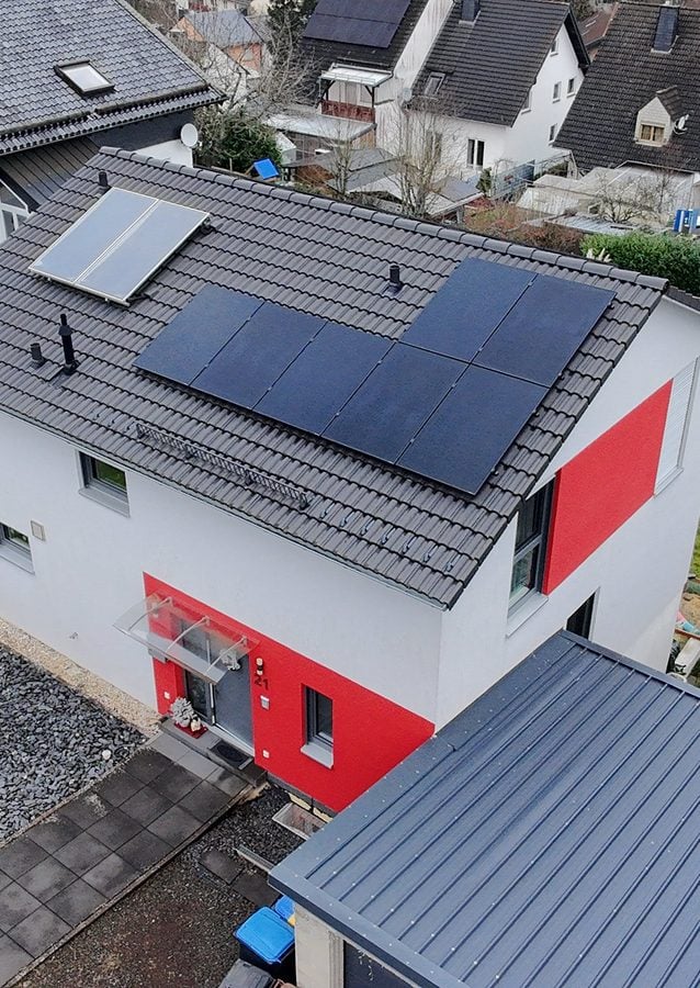 Rotes Einfamilienhaus mit bee-doo Solaranlage