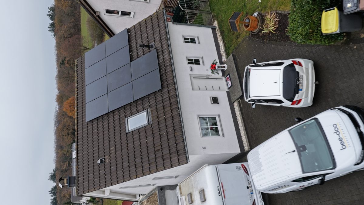 Flachdach mit PV-Anlage Drohnenaufnahme