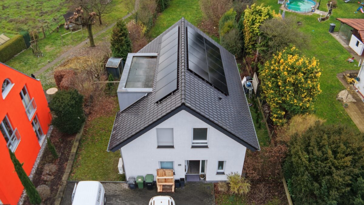 Satteldach mit PV-Anlage im Herbstgarten