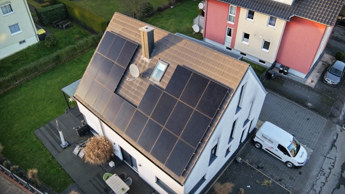 Großes Satteldach vollflächig mit Solarmodulen bee-doo Transporter