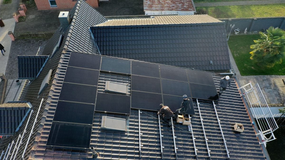 bee-doo Team bei Solaranlage Installation