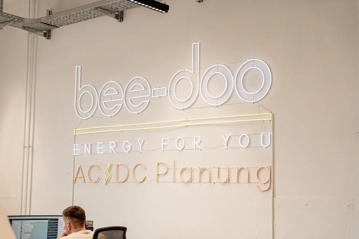 bee-doo Neon-Logo – Energy for you