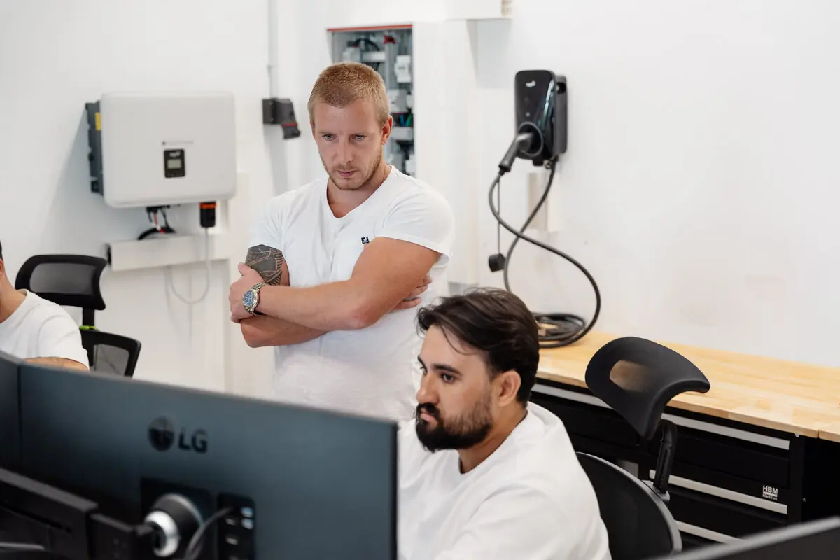 bee-doo Techniker vor Wechselrichter und Wallbox