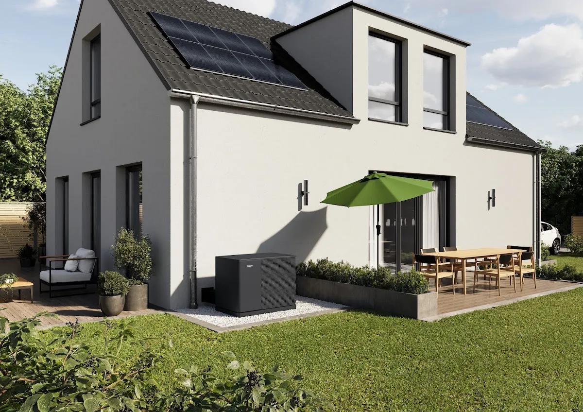 tecalor Wärmepumpe am Einfamilienhaus mit Solar und Terrasse – bee-doo Installation
