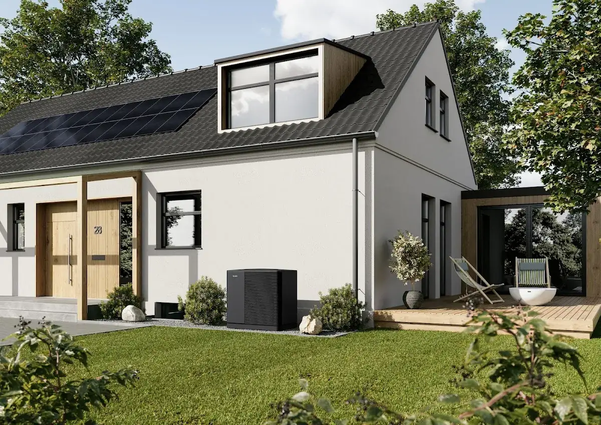 tecalor Wärmepumpe am Einfamilienhaus Eingang mit Solaranlage