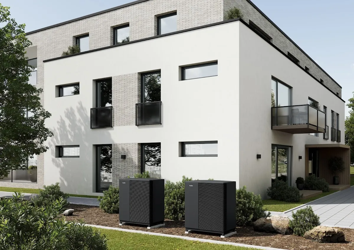 tecalor Wärmepumpe am modernen Haus mit Balkon