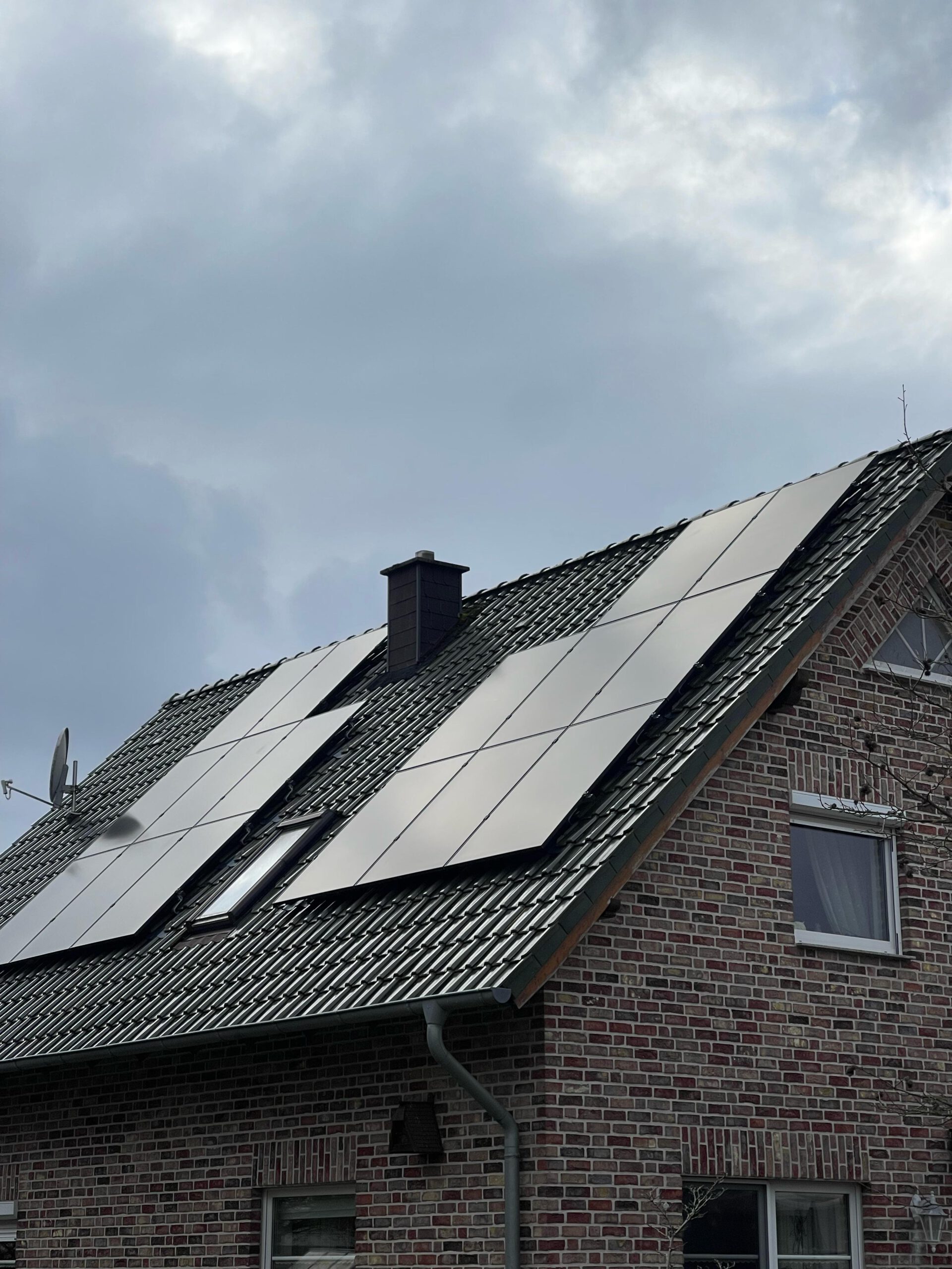 Dach mit Photovoltaikanlage als Projekt, umgesetzt durch die bee-doo GmbH aus Bielefeld