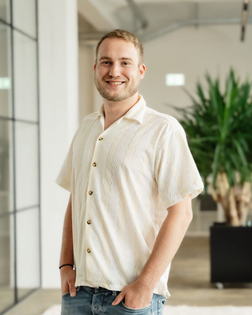 Mitarbeiter Joshua Buhl von der bee-doo GmbH – Photovoltaik-Team in Bielefeld