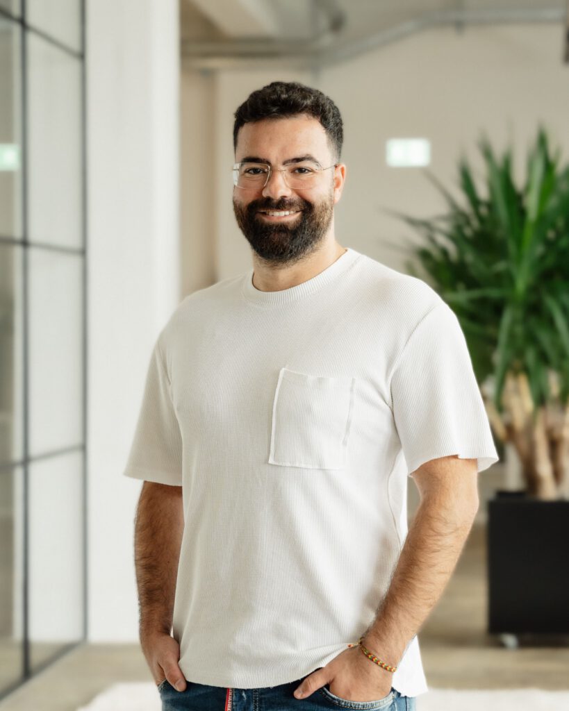 Mitarbeiter Mervan Celik von der bee-doo GmbH – Photovoltaik-Team in Bielefeld