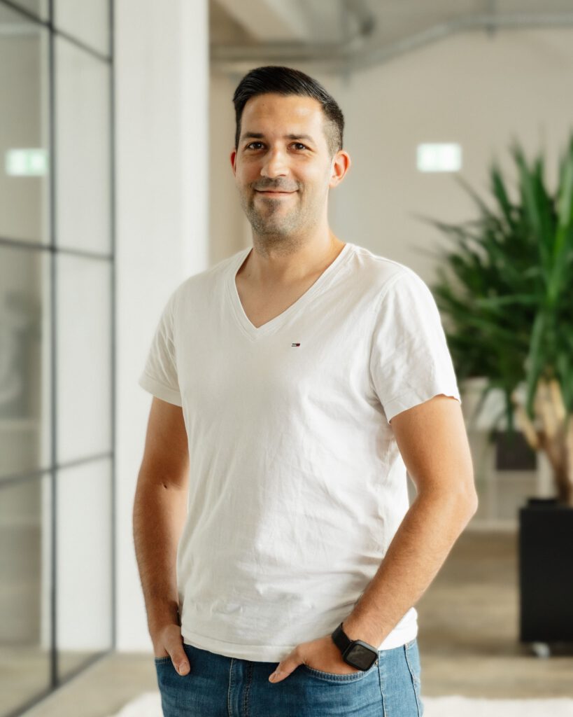 Mitarbeiter Nenad Jankovic von der bee-doo GmbH – Photovoltaik-Team in Bielefeld