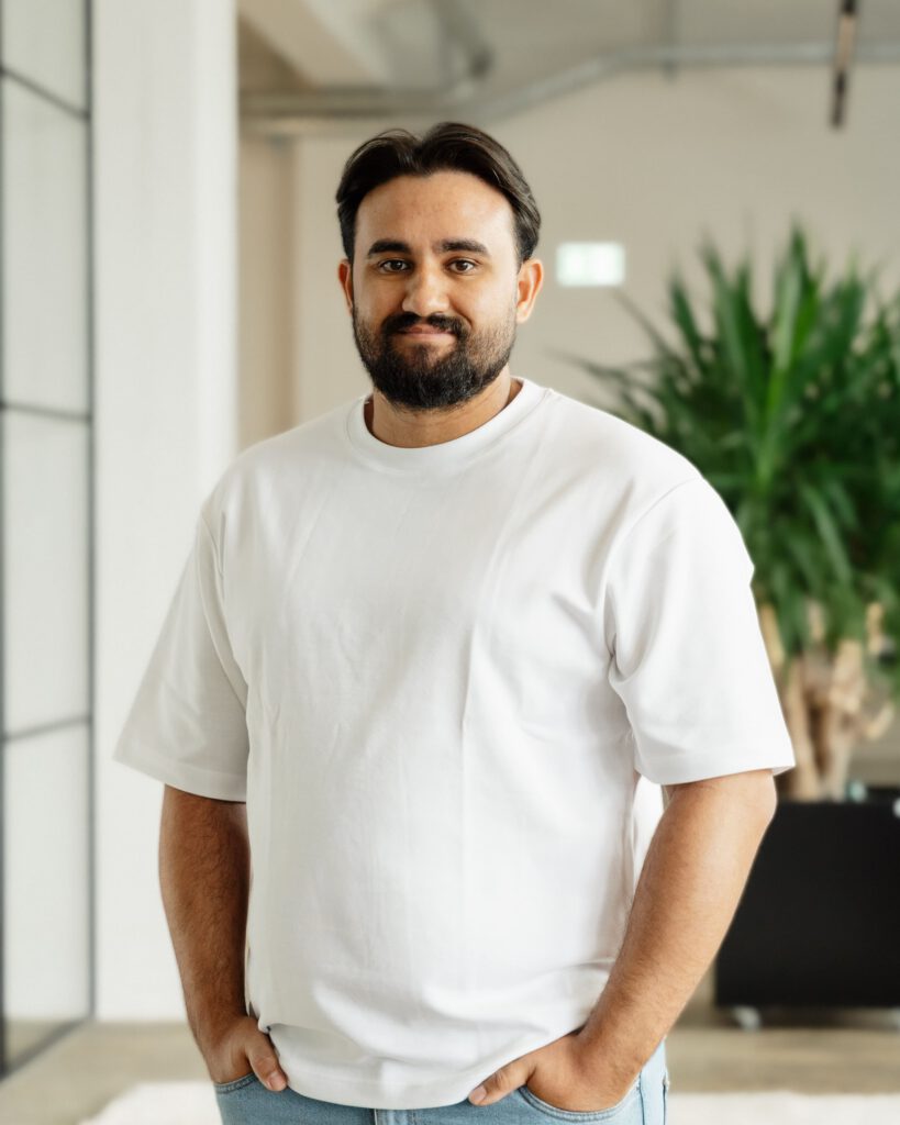 Mitarbeiter Ramazan Pehlivan von der bee-doo GmbH – Photovoltaik-Team in Bielefeld