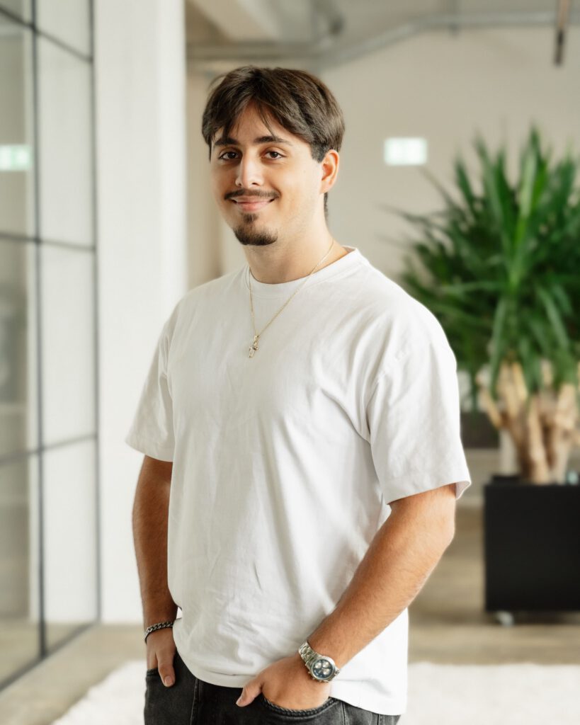 Mitarbeiter Vassilios Tsampoukos von der bee-doo GmbH – Photovoltaik-Team in Bielefeld