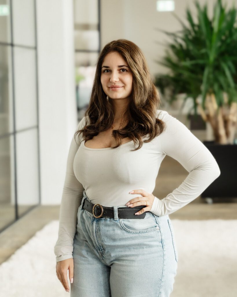 Mitarbeiterin Alina Schwarze von der bee-doo GmbH – Photovoltaik-Team in Bielefeld