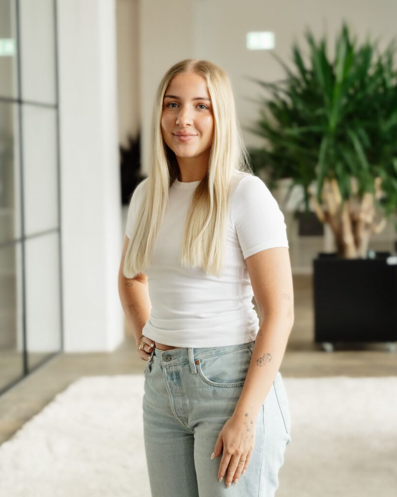 Mitarbeiterin Jasmin Hübner von der bee-doo GmbH – Teil des Photovoltaik-Teams in Bielefeld