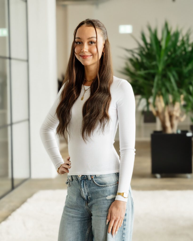 Mitarbeiterin Jenny Brechmann von der bee-doo GmbH – Photovoltaik-Team in Bielefeld