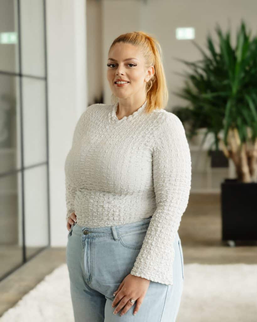 Mitarbeiterin Jenny Litke von der bee-doo GmbH – Teil des Photovoltaik-Teams in Bielefeld