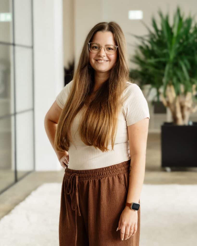 Mitarbeiterin Karina Krecker von der bee-doo GmbH – Photovoltaik-Team in Bielefeld