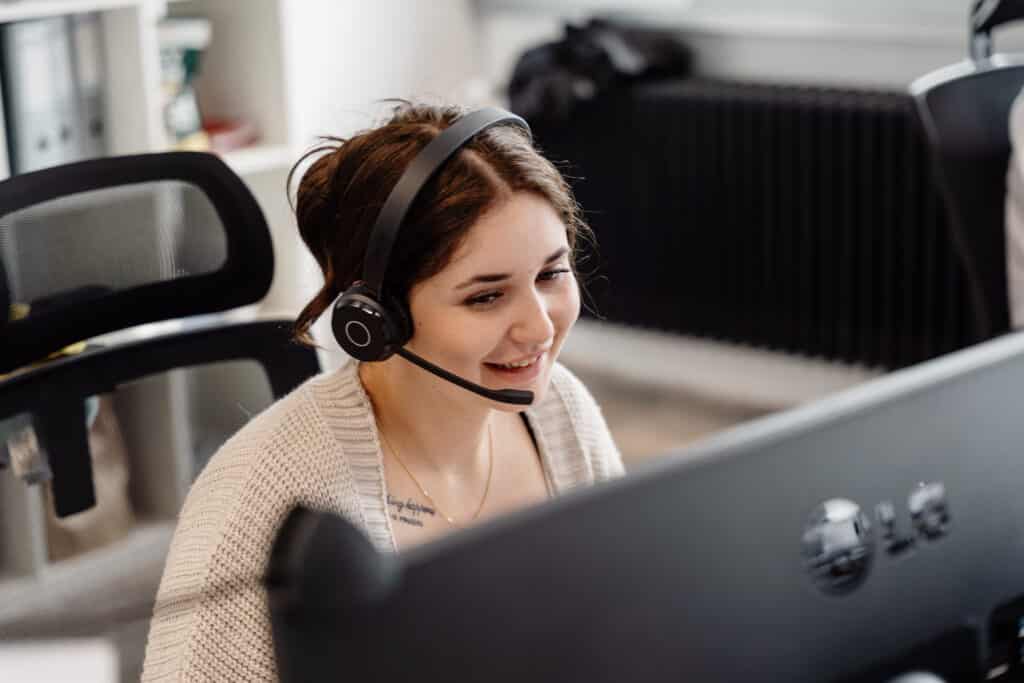 Mitarbeiterin der bee-doo GmbH berät einen Kunden telefonisch zur Photovoltaikanlage in Bielefeld