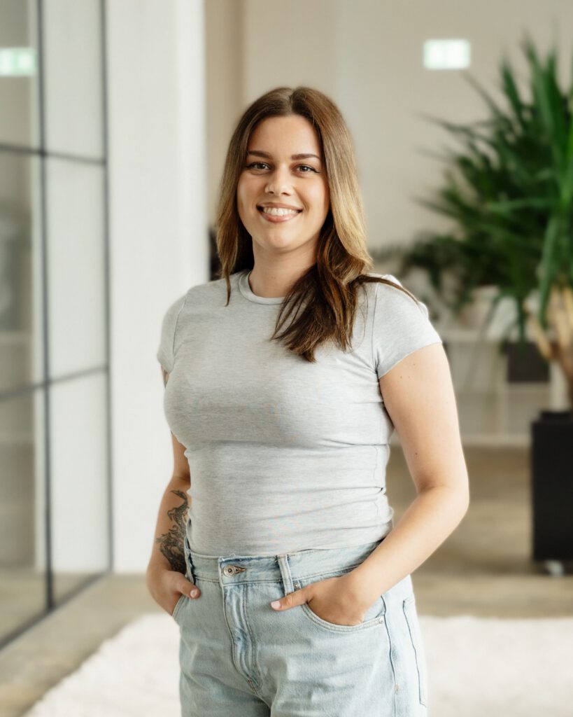 Mitarbeiterin Viktoria Mironow von der bee-doo GmbH – Photovoltaik-Team in Bielefeld