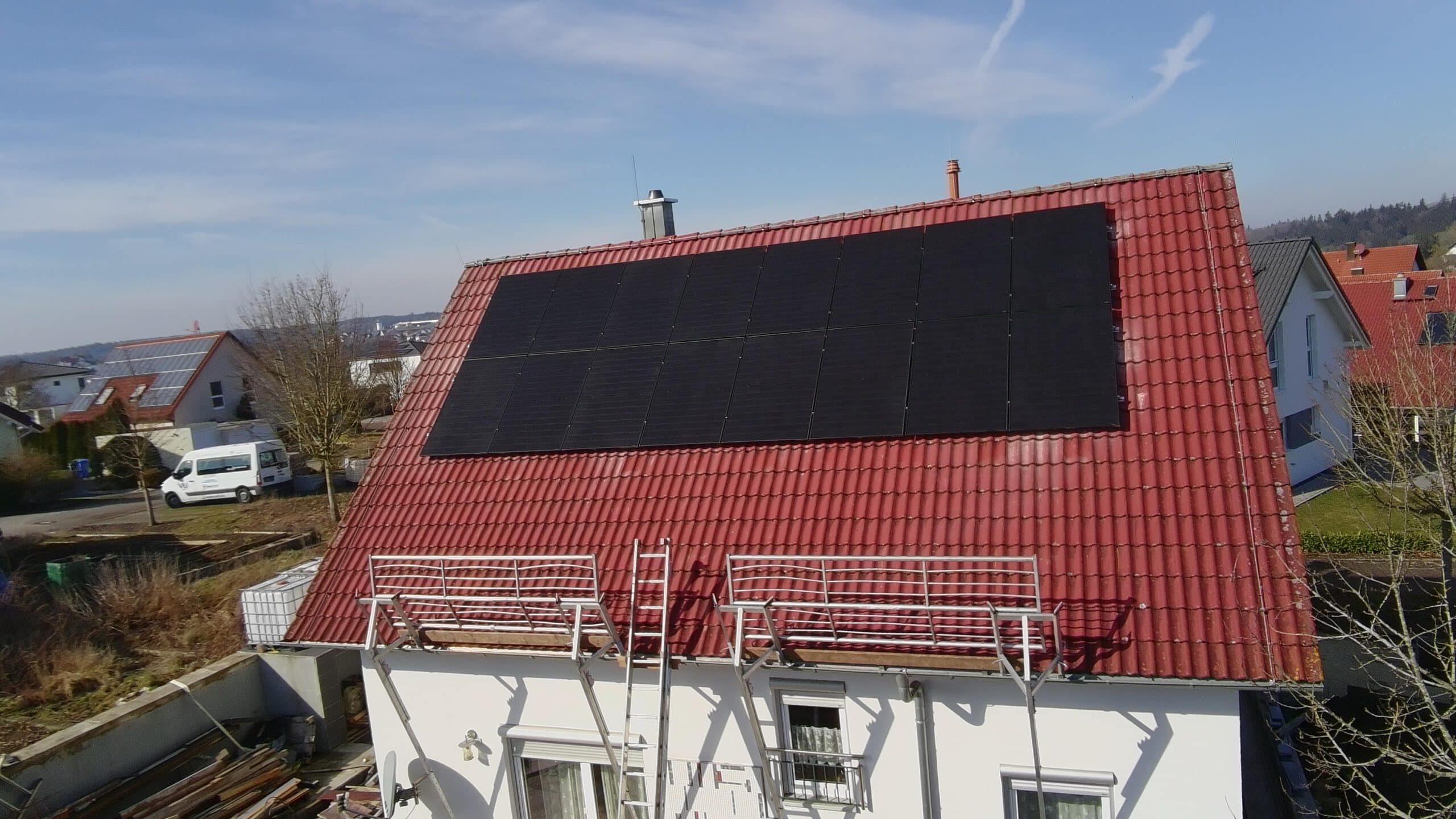 Dach mit Photovoltaikanlage, Dacharbeiten umgesetzt durch die bee-doo GmbH aus Bielefeld