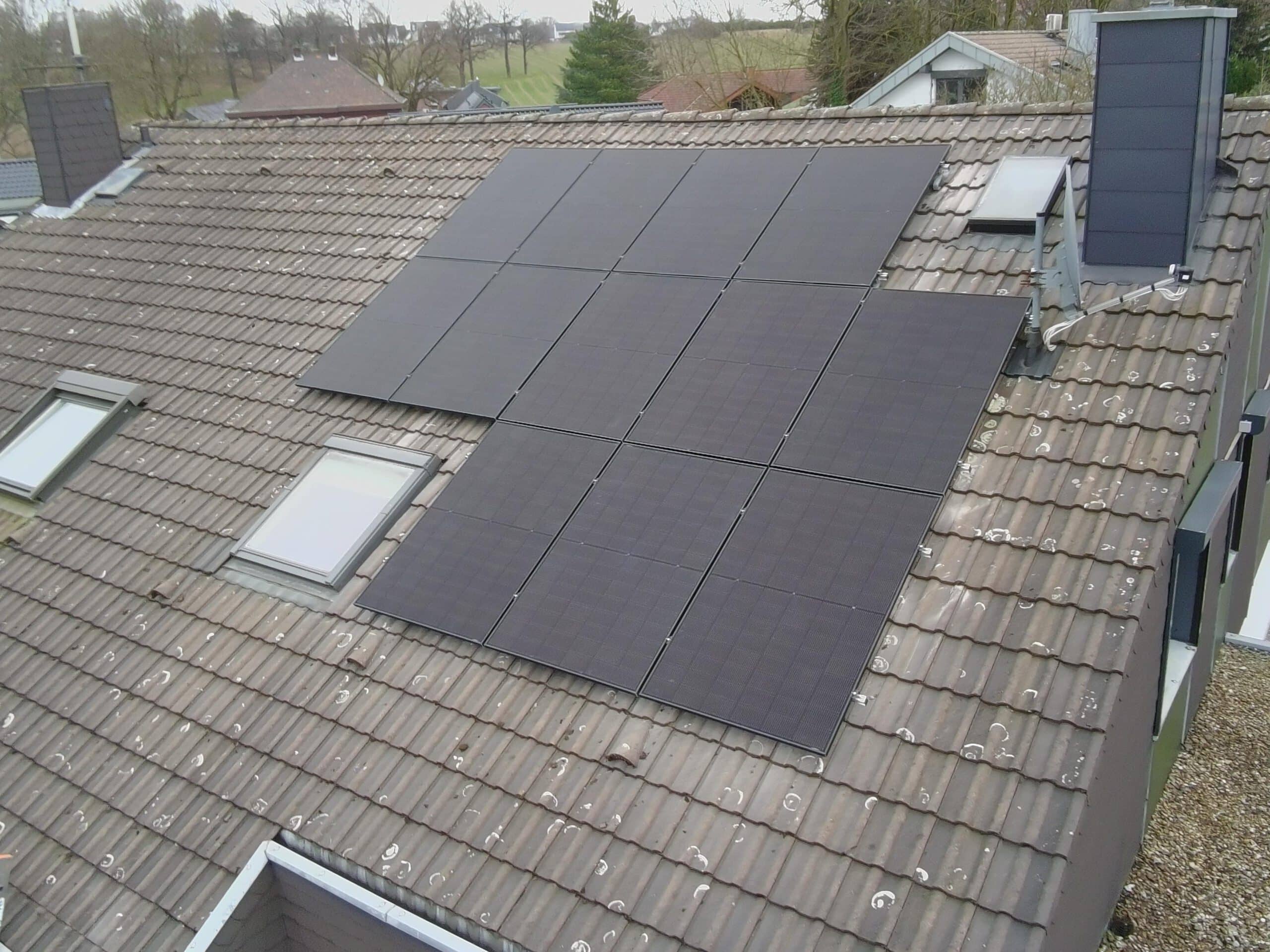 Solardach mit installierter Photovoltaikanlage, umgesetzt durch die bee-doo GmbH aus Bielefeld