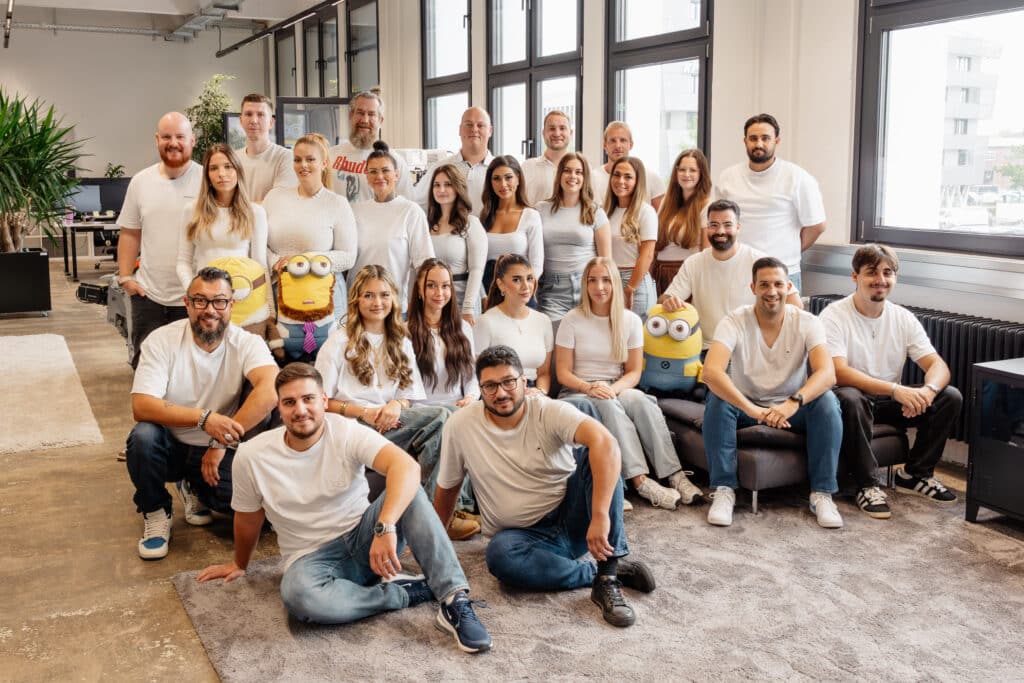 Teamfoto aller Mitarbeiter der bee-doo GmbH – Photovoltaik-Experten in Bielefeld